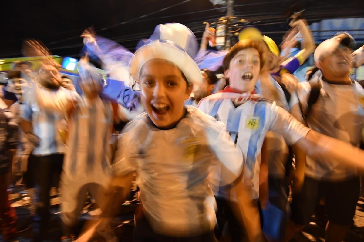 Torcedores de Argentina e Paraguai na chegada ao Minero para duelo pela Copa Amrica