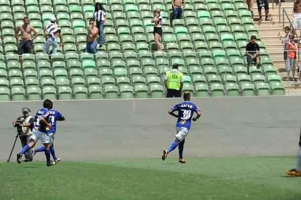 Rafael Silva comemora o gol da vitria do Cruzeiro sobre o Atltico