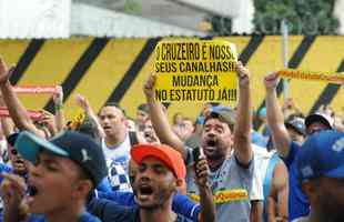 Imagens do protesto da torcida do Cruzeiro em frente ao clube social do Barro Preto