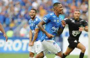 No segundo tempo, David ampliou a vitria do Cruzeiro para 2 a 0, em belo gol