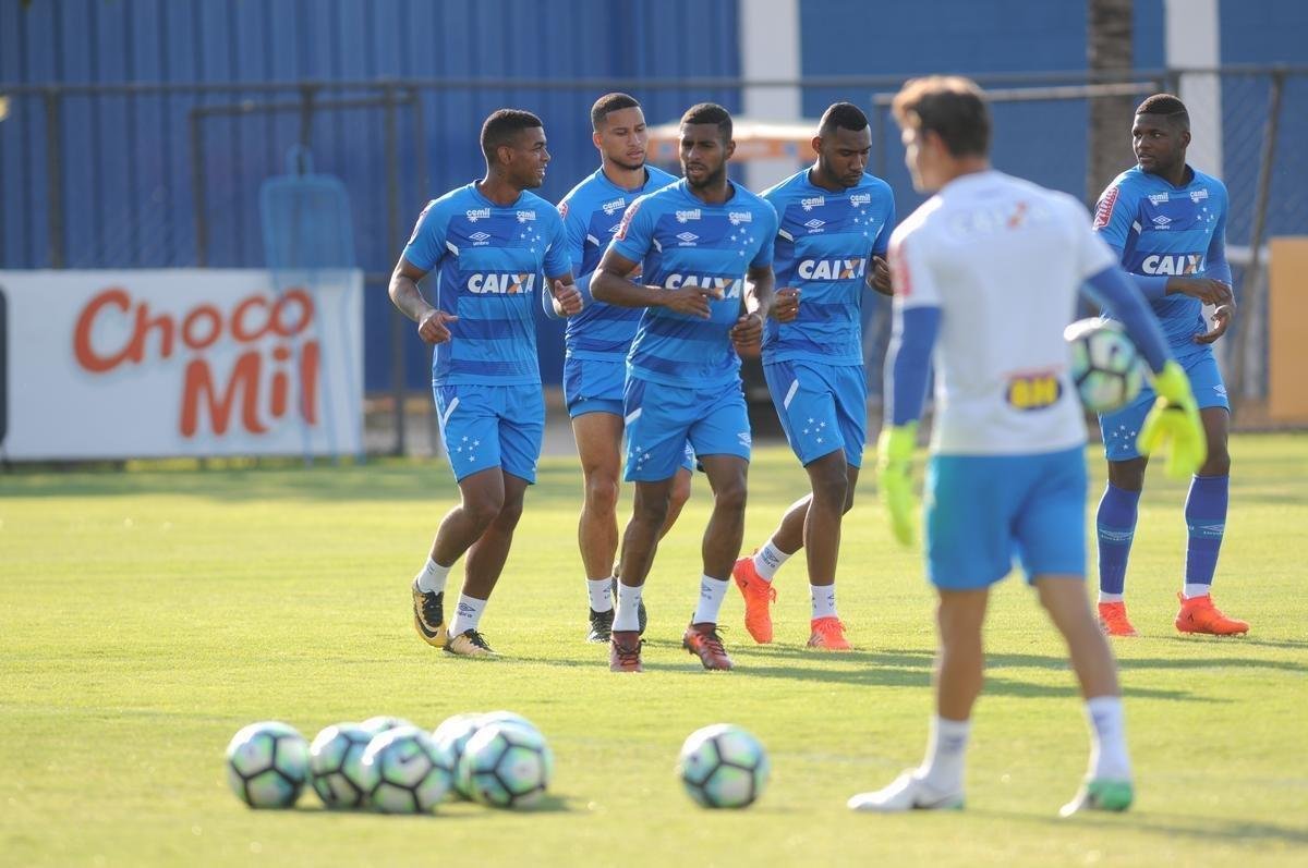 Jogadores do Cruzeiro se reapresentaram nesta sexta-feira, na Toca da Raposa II, aps a conquista do pentacampeonato da Copa do Brasil. Mano j disse que Robinho e Raniel esto vetados para enfrentar o Corinthians no domingo, s 16h, no Mineiro, pelo Brasileiro. Os provveis substitutos sero Rafinha e Rafael Sobis.