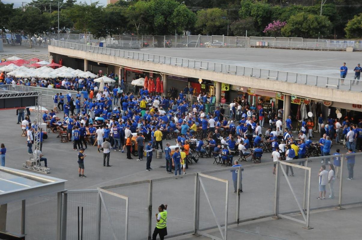 Fotos da chegada da torcida do Cruzeiro ao Mineiro na partida contra o CRB pela Srie B do Brasileiro; longas filas de formaram na esplanada antes da partida