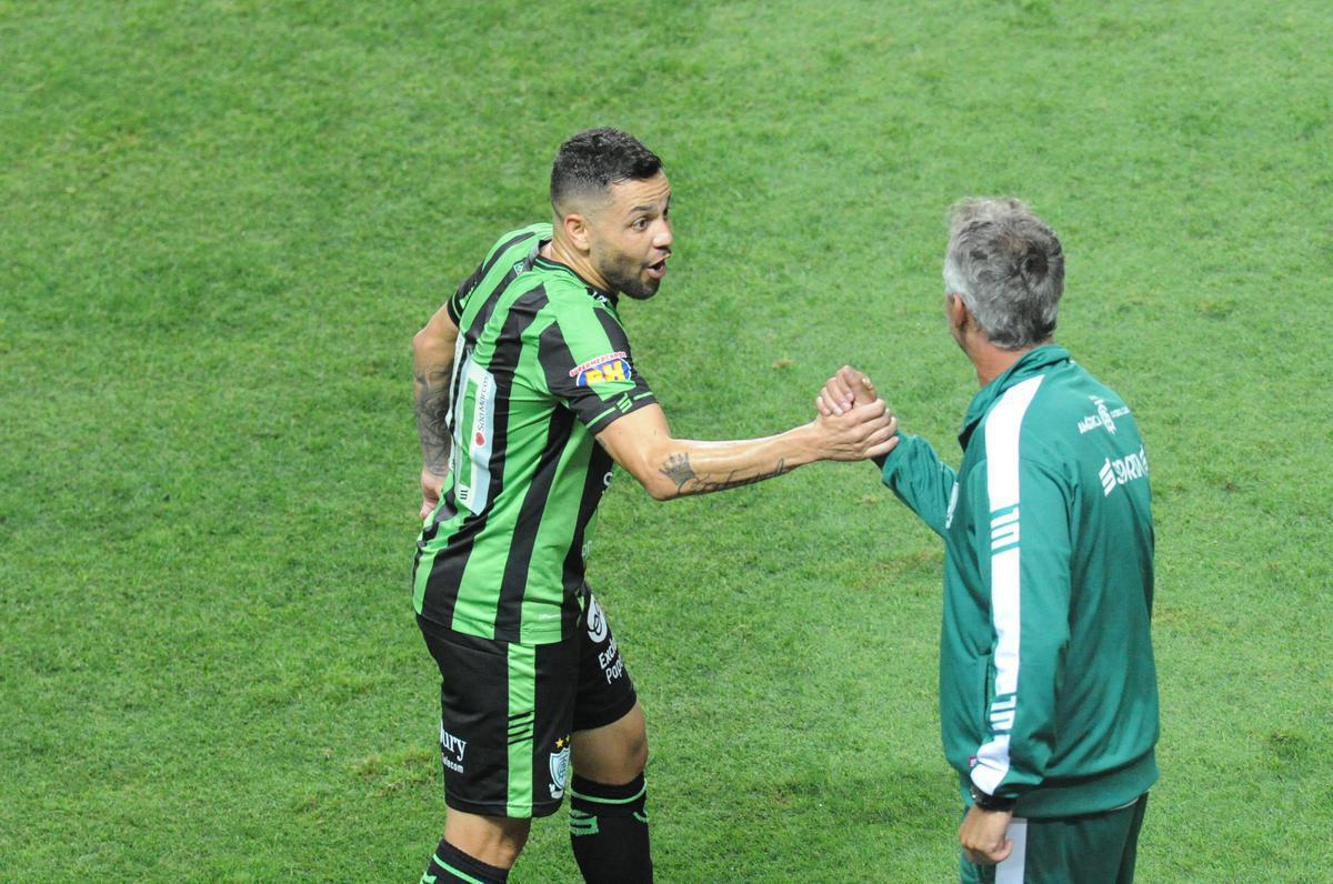 Fotos do duelo entre Amrica e Ponte Preta, no Independncia, em Belo Horizonte, em jogo de volta da quarta fase da Copa do Brasil