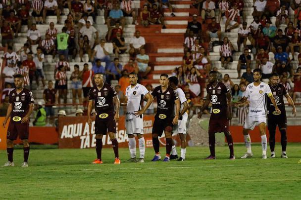 Em jogo bastante disputado, o Náutico levou a melhor no começo ao abrir o placar com o Zagueiro Ronaldo Alves logo aos sete minutos do primeiro tempo.