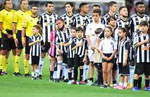 Mascotinhos do Atltico no jogo contra o Juventude, no Mineiro, pelo Campeonato Brasileiro de 2022