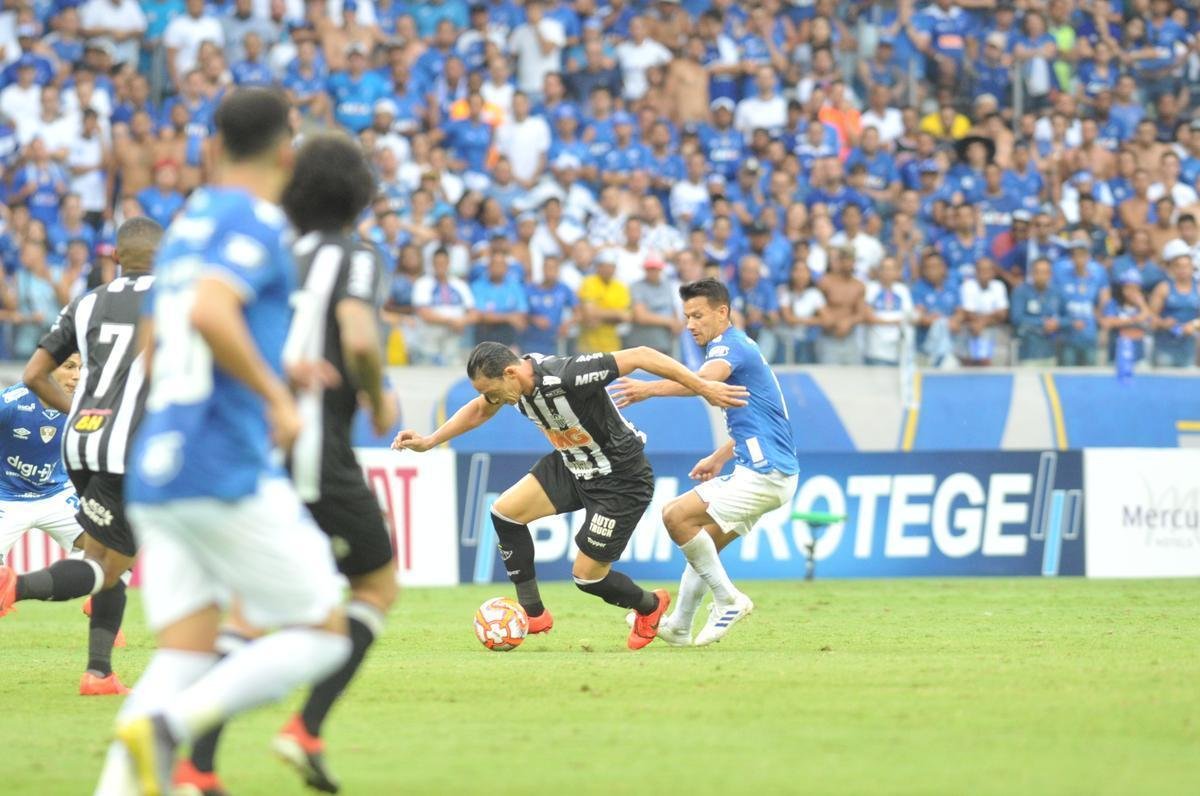 Fotos do primeiro tempo do clssico entre Cruzeiro e Atltico, pela final do Mineiro