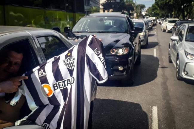 Fotos da chegada da torcida do Atltico ao Mineiro para o clssico contra o Cruzeiro pela nona rodada do Mineiro 