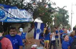 Mesmo antes de o tricampeonato ser confirmado, cruzeirenses j festejam nos arredores do Mineiro