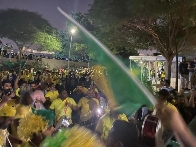 Seleção Brasileira chegou ao hotel The Westin Doha Hotel & Spa, no Centro de Doha, capital do Catar, e teve recepção calorosa de torcedores do Brasil e de outros países. Muitos curiosos apareceram para tentar ver os craques que vão buscar o hexa na Copa do Mundo