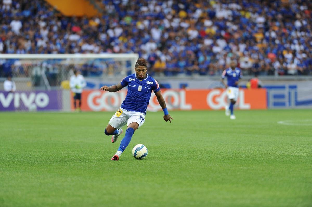 Marinho (atacante) - comprado por R$ 1,5 milho ao Cear, o veloz e habilidoso atacante marcou em sua estreia pelo Cruzeiro, na vitria por 2 a 0 sobre o Atltico-PR, pela 11 rodada do Campeonato Brasileiro de 2015. No duelo diante do Ava, pela 14 rodada, esteve perto de protagonizar um dos mais belos gols da competio ao fintar quatro marcadores, porm chutou para fora. Com a sada de Vanderlei Luxemburgo e a chegada de Mano Menezes, Marinho ficou subutilizado no time e no continuou nos planos para 2016.