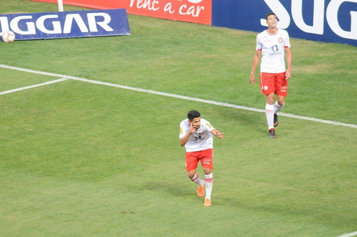 No Independncia, Tombense vence Caldense por 2 a 0 e garante vaga na final do Campeonato Mineiro 