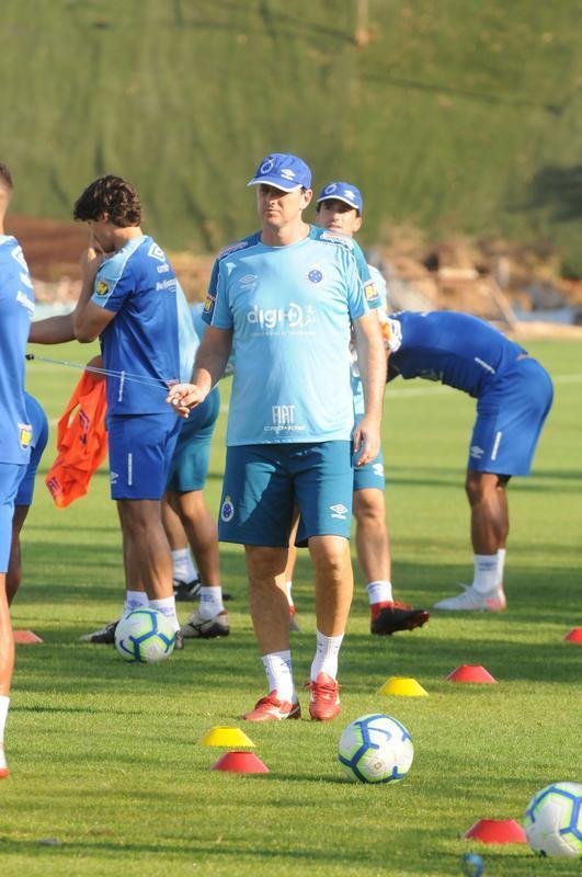 Cruzeiro fez nesta segunda-feira  tarde, na Toca da Raposa II, o ltimo treino em Belo Horizonte antes da partida contra o Internacional, quarta, no Beira-Rio, pela semifinal da Copa do Brasil. O tcnico Rogrio Ceni deve escalar Fbio; Edilson, Ded, Fabrcio Bruno (Leo) e Egdio (Dod); Henrique e Robinho; Marquinhos Gabriel; Thiago Neves e David; Pedro Rocha. Servindo  Seleo Colombiana, Orejuela est fora do jogo.