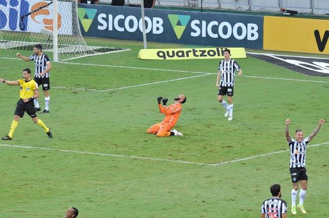 Aps a vitria do Atltico sobre o Fluminense, por 2 a 1, no Mineiro, os jogadores, o tcnico Cuca, a comisso tcnica, o gerente e ex-goleiro Victor e torcedores fizeram muita festa com a proximidade do ttulo brasileiro