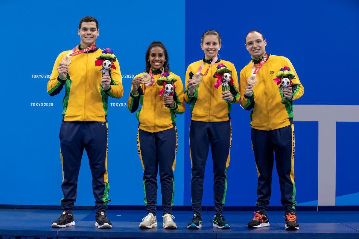 Equipe brasileira levou bronze no revezamento 4x100m misto: Gabriel Bandeira, Ana Karolina de Oliveira, Dbora Carneiro e Felipe Vila Real