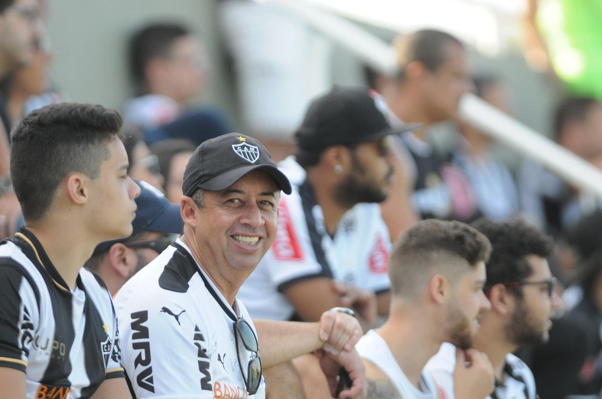 Atltico colocou alguns reforos em campo e derrotou a Seleo Brasileira Sub-20 por 5 a 3 com gols de Ricardo Oliveira (2), Denlson, Terans e Erik. Jhonny Lucas, Alerrandro e Alan descontaram.