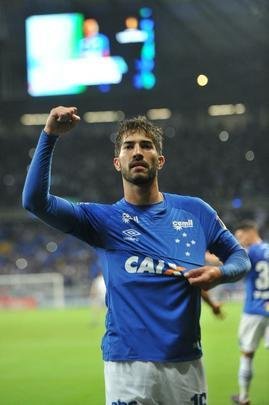 Aos dez minutos, Lucas Silva fez jogada individual e marcou o 2 gol do Cruzeiro em chute de fora da rea