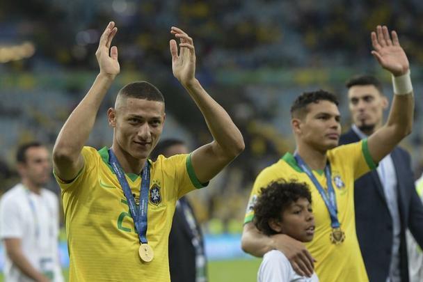 Seleção Brasileira derrota Peru por 3 a 1, conquista Copa América e ergue a taça no Maracanã; veja as fotos da festa do Brasil