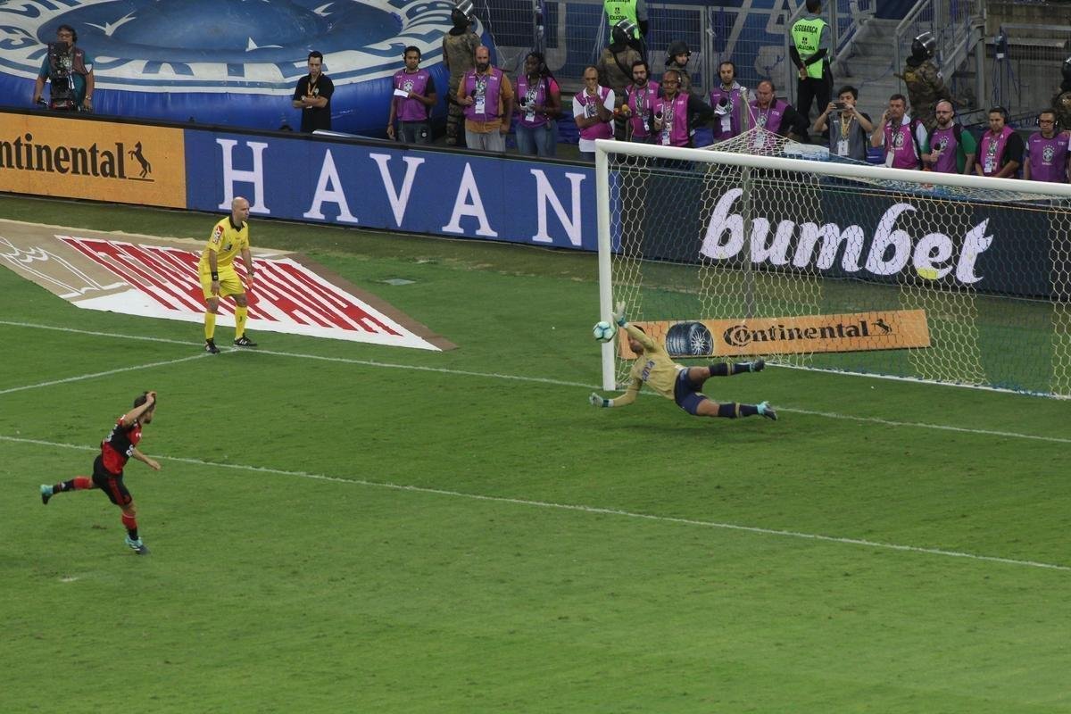 O momento exato em que Fbio defendeu a cobrana de Diego