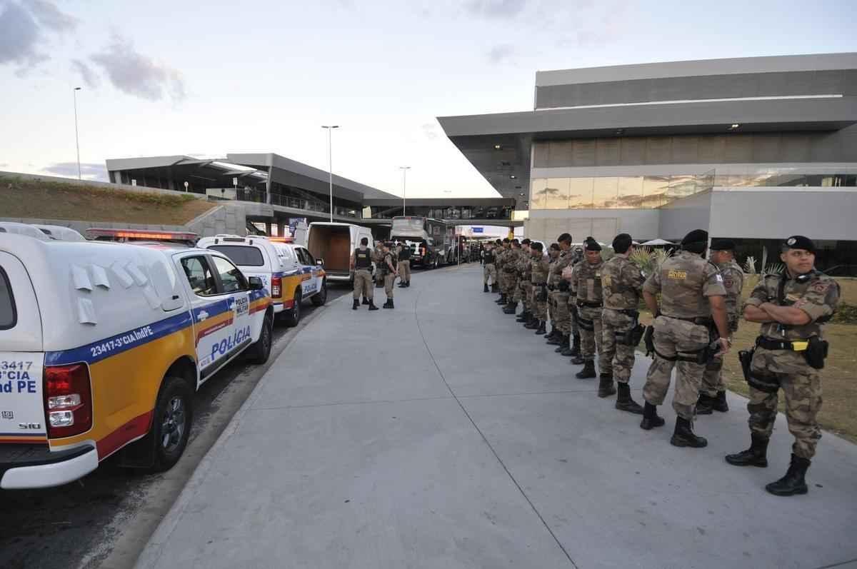 Delegao do Atltico desembarcou unida e em silncio no aeroporto de Confins, nesta quinta-feira