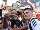Torcida do Atltico recepciona jogadores em Ipatinga; veja fotos