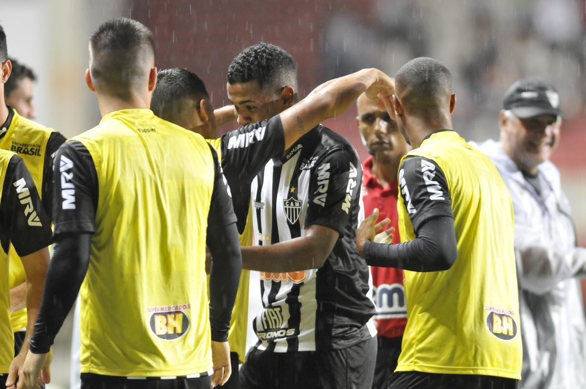 Em noite chuvosa no Independncia, reservas do Atltico batem o Tupi por 2 a 0