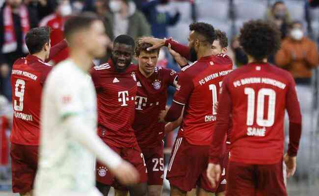 Jogadores do Bayern comemoram aps virada no placar com gol contra do Greuther Furth