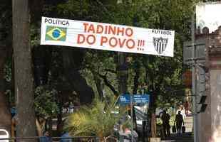 Ainda em 2011, o protesto era contra o time e a poltica nacional. A faixa 'Tadinho do Povo' foi colocada no cruzamento da avenida Getlio Vargas com a avenida Afonso Pena.