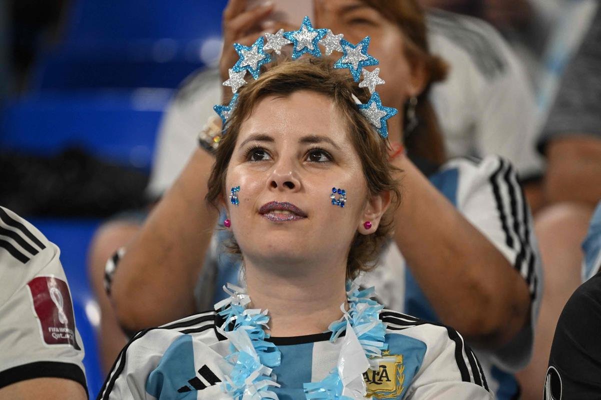 Fotos das torcidas de Argentina e Polnia durante jogo entre as duas selees pelo Grupo C da Copa do Mundo, no Estdio 974, em Doha, no Catar