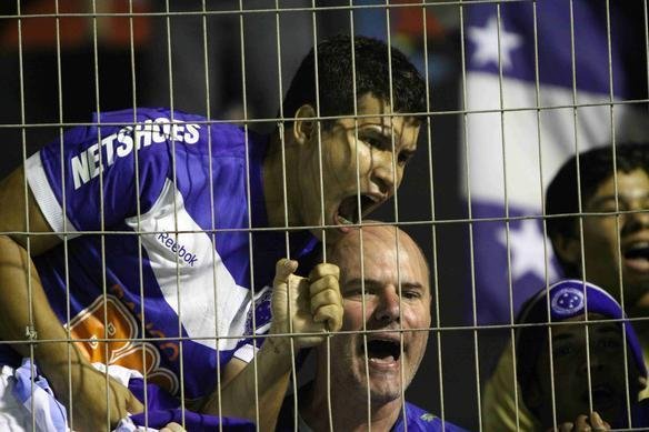 Torcida do Cruzeiro dentro do Barrado, jogo que marcou o tricampeonato brasileiro