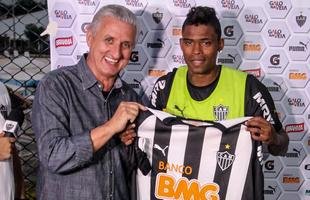 Maicosuel - Meia com passagem pelo Cruzeiro entre 2007 e 2008, Maicosuel voltou ao futebol mineiro em 2014. O jogador foi contratado pelo Atl�tico e logo conquistou dois t�tulos em seu primeiro ano pelo Galo: Recopa Sul-Americana, com gol no jogo decisivo, e Copa do Brasil, com um gol na semifinal contra o Flamengo. Em 2015, ele tamb�m participou da conquista do t�tulo estadual. Pouco depois, foi emprestado ao Sharjah, dos Emirados �rabes, e voltou ao clube em 2016. Na temporada seguinte, foi vendido para o S�o Paulo. No alvinegro, foram 87 jogos e nove gols marcados.