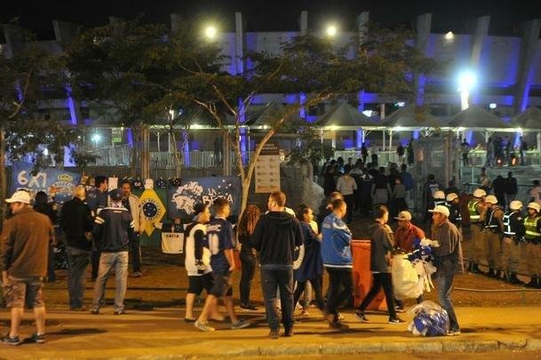 Torcida do Cruzeiro encarou frio e crise de abastecimento para apoiar o time contra o Palmeiras, no Mineiro
