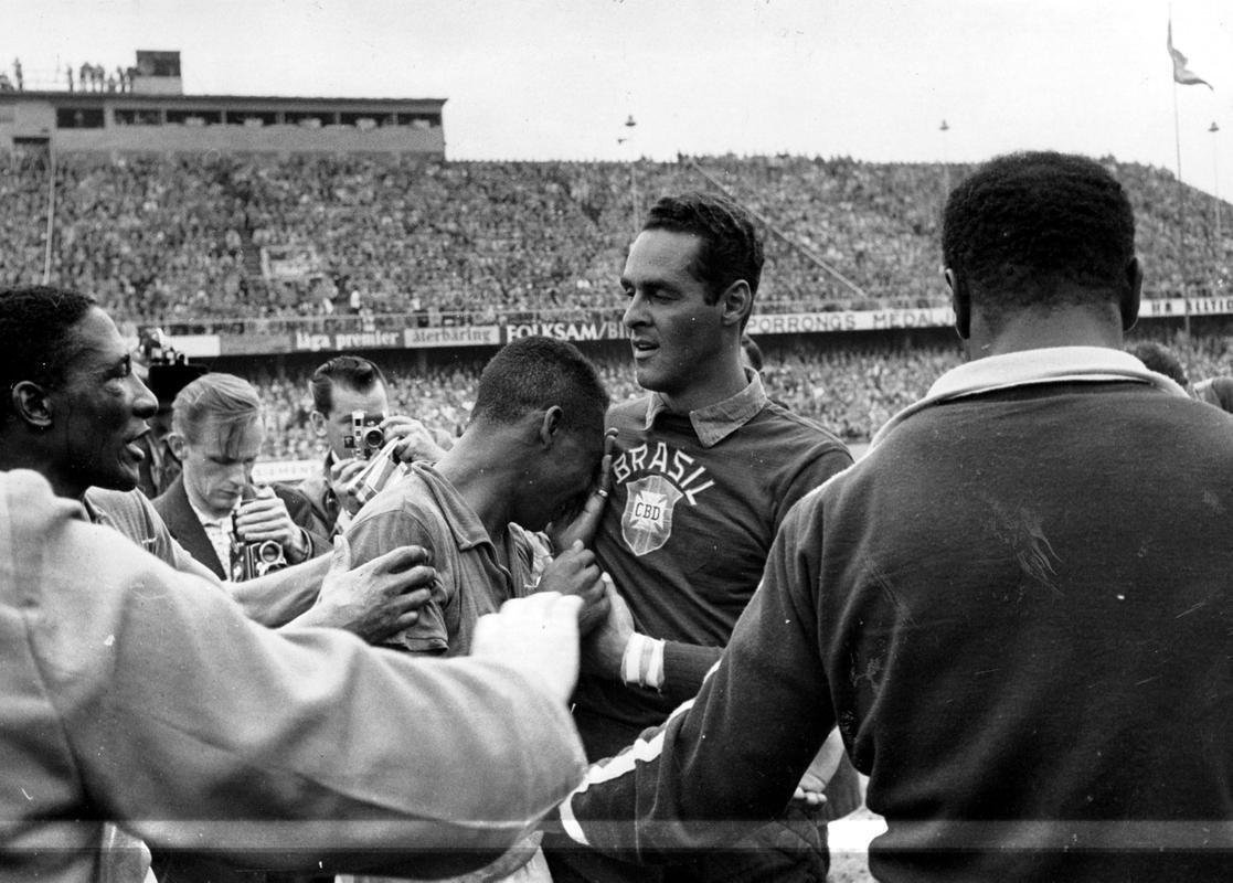Pel chora no ombro de Gilmar e  acarinhado por Djalma Santos.  O Brasil sagrou-se campeo da Copa do Mundo de 1958, realizada na Sucia
