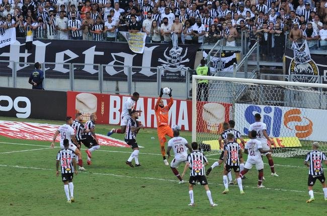 Aps a vitria do Atltico sobre o Fluminense, por 2 a 1, no Mineiro, os jogadores, o tcnico Cuca, a comisso tcnica, o gerente e ex-goleiro Victor e torcedores fizeram muita festa com a proximidade do ttulo brasileiro
