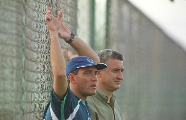 O técnico de futebol do Cruzeiro, Paulo César Gusmão (e) e o diretor de futebol, Eduardo Maluf, durante treino na Toca da Raposa II, em Belo Horizonte