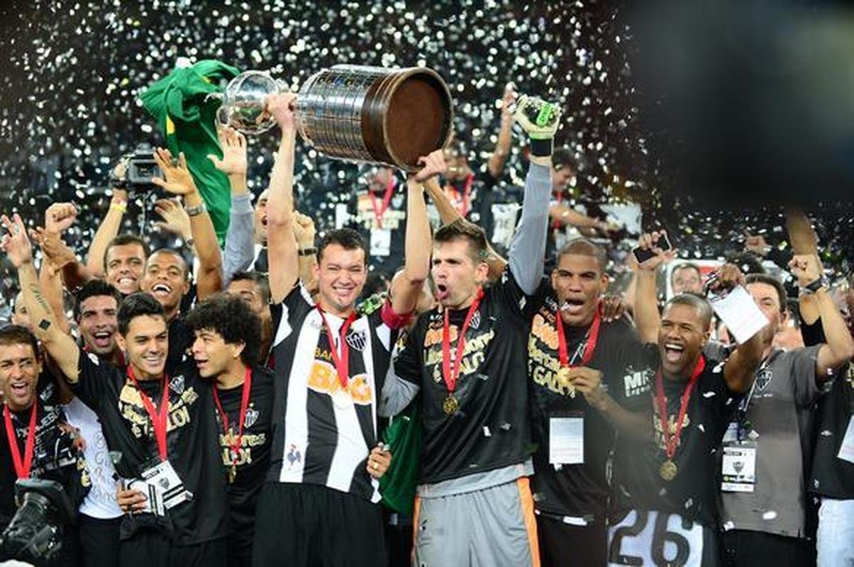 Capito Rver ergue a taa de campeo da Libertadores do Atltico