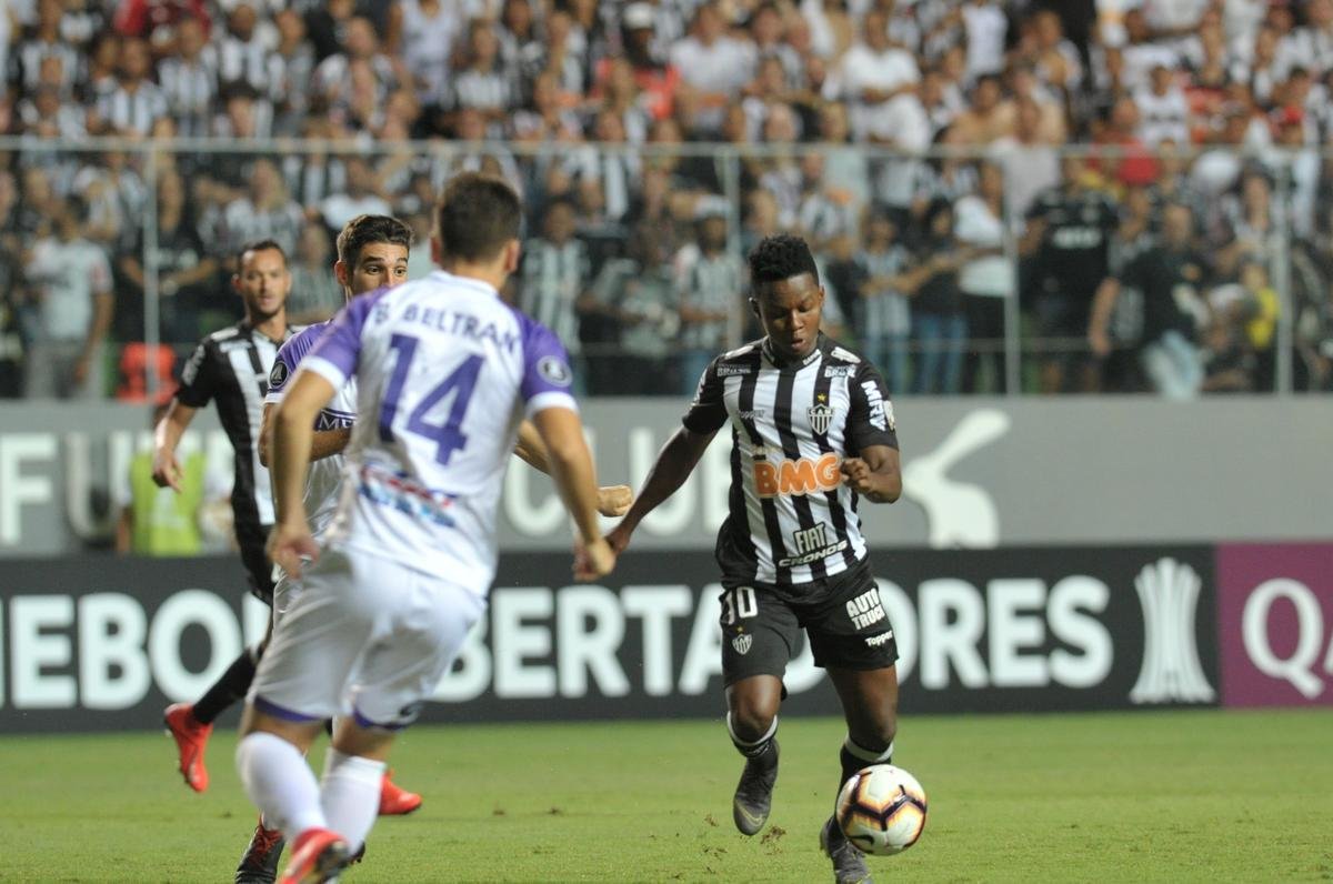 Lances do primeiro tempo do duelo entre Atltico e Defensor, pela terceira fase da Copa Libertadores