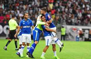 Jogadores do Cruzeiro comemora vitria com a torcida celeste no Mineiro