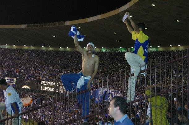 Em junho de 2003, o Cruzeiro deu o segundo passo para alcanar a indita Trplice Coroa. No dia 11 daquele ms, no Mineiro, o time dirigido por Vanderlei Luxemburgo conquistou a Copa do Brasil ao derrotar o Flamengo por 3 a 1. Os gols foram de Deivid, Aristizbal e Luiso. Alex no marcou, mas voltou a dar show em campo, assim como j havia feito no empate por 1 a 1 no duelo de ida, no Maracan, quando fez gol de letra. Aquele foi o quarto ttulo celeste no torneio de mata-matas e deu ainda mais confiana ao elenco para tambm faturar o Brasileiro no segundo semestre de 2003.