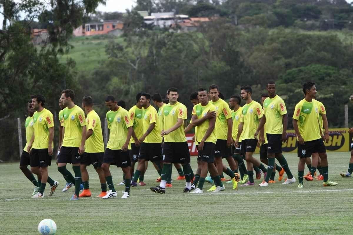 O elenco do Amrica se reapresentou para a temporada 2015 na tarde desta segunda-feira, no CT Lanna Drumond. Depois de reunio com integrantes do conselho de administrao, os jogadores foram para um campo secundrio, onde realizaram o primeiro trabalho com bola. O gramado principal passa por reformas.