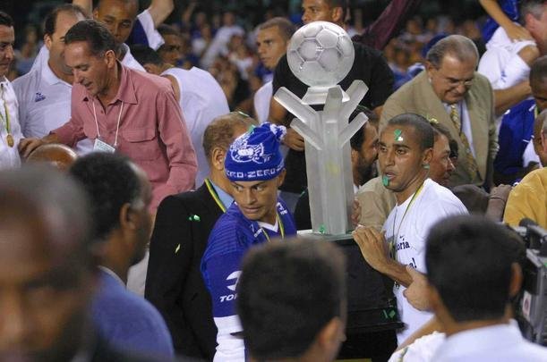 Em junho de 2003, o Cruzeiro deu o segundo passo para alcanar a indita Trplice Coroa. No dia 11 daquele ms, no Mineiro, o time dirigido por Vanderlei Luxemburgo conquistou a Copa do Brasil ao derrotar o Flamengo por 3 a 1. Os gols foram de Deivid, Aristizbal e Luiso. Alex no marcou, mas voltou a dar show em campo, assim como j havia feito no empate por 1 a 1 no duelo de ida, no Maracan, quando fez gol de letra. Aquele foi o quarto ttulo celeste no torneio de mata-matas e deu ainda mais confiana ao elenco para tambm faturar o Brasileiro no segundo semestre de 2003.