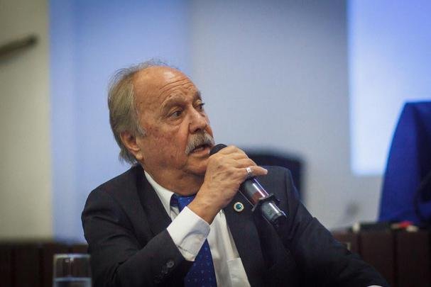 11/02/2019 - com o propósito de liquidar dívidas em curto prazo, o Cruzeiro conseguiu autorização do Conselho Deliberativo para captar junto a um fundo internacional um empréstimo de R$ 300 milhões. Segundo o presidente Wagner Pires de Sá, a ideia era concentrar o passivo emergencial em um credor, que cobraria juros de 9% ao ano. De 316 conselheiros, apenas dois se opuseram à operação. O clube teria prazo de um ano e meio para começar a pagar, a partir da assinatura do contrato, e deveria quitar o débito em sete parcelas semestrais (até setembro de 2023). 'Foi uma grande vitória, e graças a Deus nós tivemos a aprovação unânime do Conselho. Na verdade, teve dois votos contra. Bom isso, pois toda unanimidade é burra', declarou Pires de Sá.