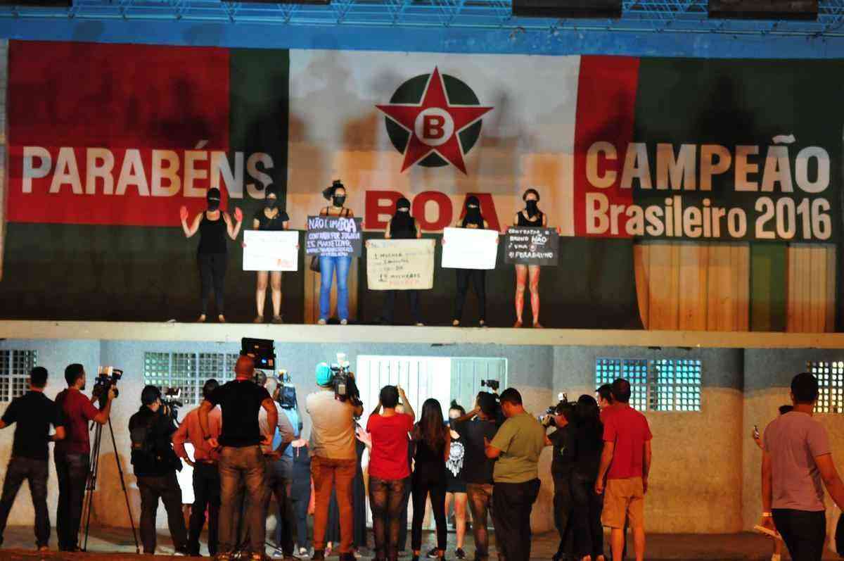 Grupo de mulheres fez protesto no Centro de Varginha contra a chegada de goleiro Bruno ao Boa Esporte