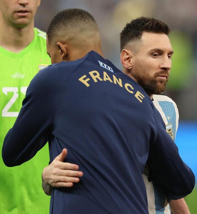 Entrada de Argentina e Frana no campo do Estdio Icnico de Lusail para a final da Copa do Mundo foi um espetculo  parte. Veja fotos do show de fogos, de luzes e da execuo dos hinos nacionais dos dois pases