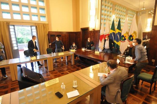 Reunio entre a Prefeitura de Belo Horizonte definiu a liberao de 30% de pblico nos jogos de Amrica, Atltico e Cruzeiro. Agora, para atuar diante de suas torcidas, os clubes precisam ter o aval das confederaes. No momento, apenas a Conmebol autorizou partidas com torcida na Copa Libertadores e na Copa Sul-Americana. A CBF ainda no permitiu em duelos do Campeonato Brasileiro.