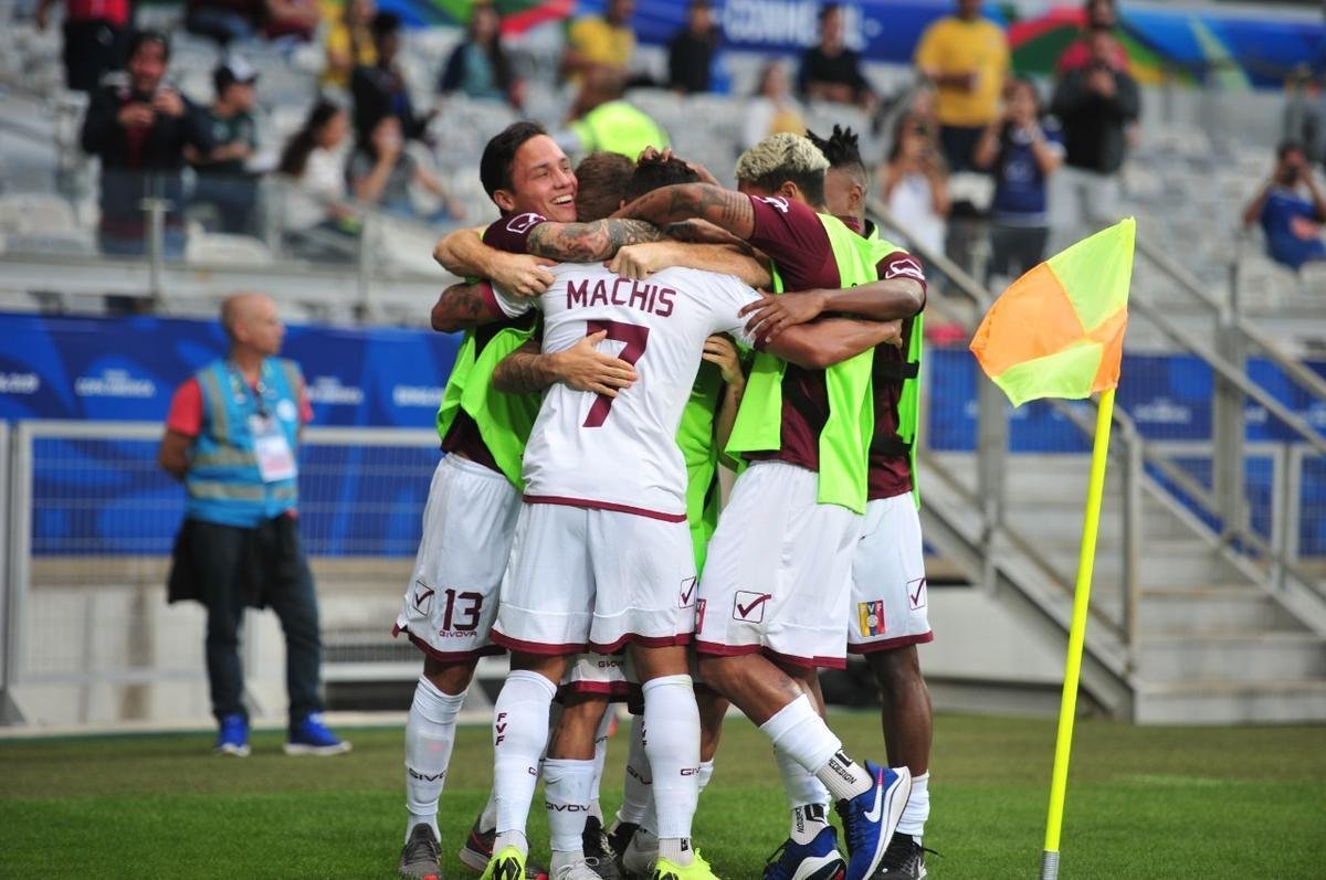 Imagens da partida entre Bolvia e Venezuela