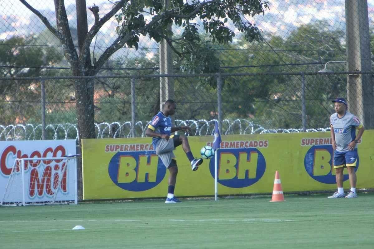Atacante Sass trabalhou com elenco do Cruzeiro nesta tera-feira e foi apresentado como reforo