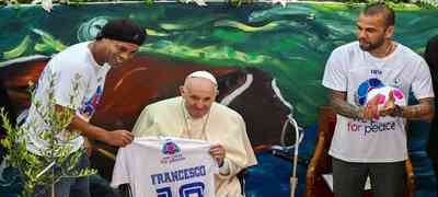 Ronaldinho Gaúcho é recebido pelo papa Francisco no Vaticano
