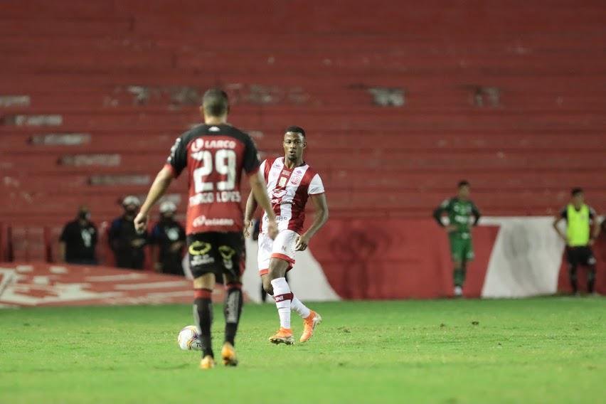 Nutico pressiona na segunda etapa, mas no consegue marcar gol em casa e fica no 0 a 0 com o Vitria. Alvirrubros ao menos impediram crescimento de sequncias de derrotas diante de rival direto na briga contra o rebaixamento