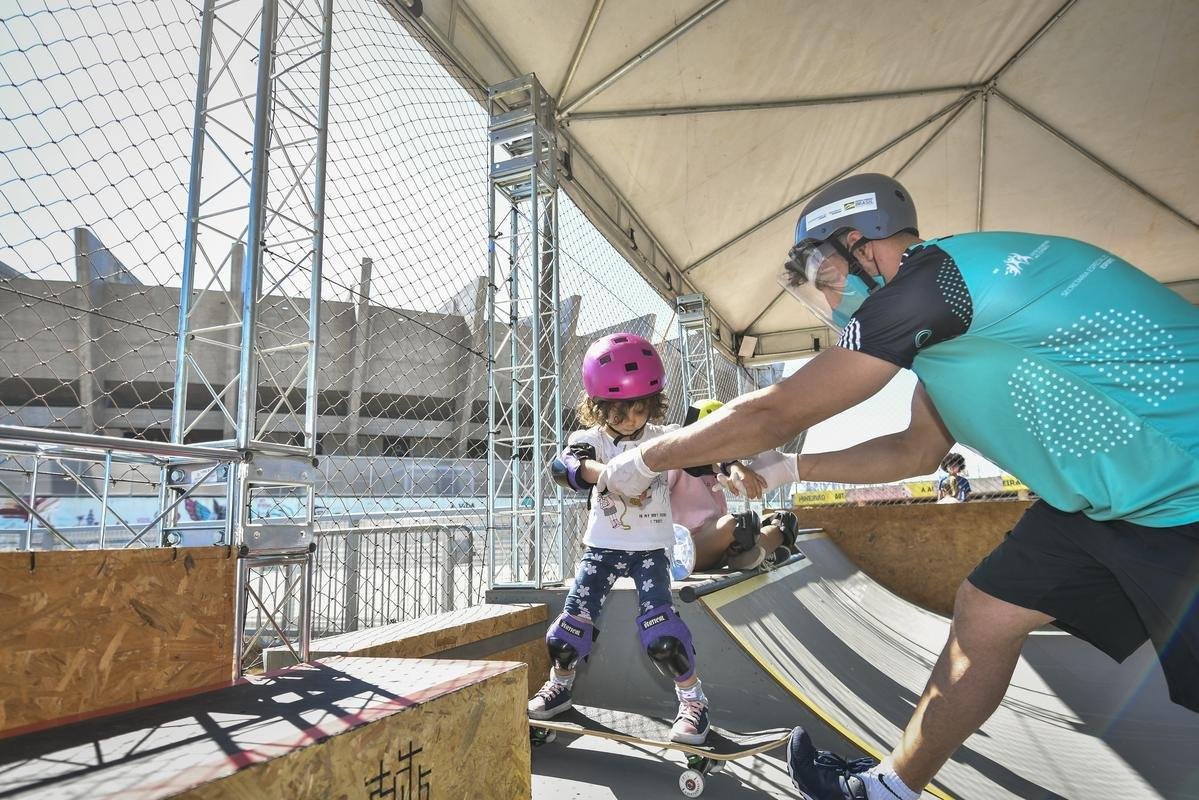 Esplanada do Mineiro tem aulas gratuitas de skate