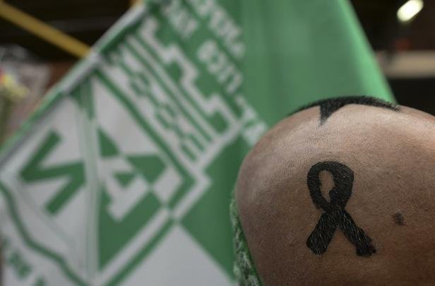 Lugar destinado a futebol e muita alegria, o Estdio Atanasio Girardot foi palco de homenagens e emoo. Com roupas brancas e flores nas mos, torcedores do Atltico Nacional fizeram viglia no local que seria, nesta quarta-feira, palco do jogo de ida da final da Copa Sul-Americana. Mas o desastre areo que matou grande parte da delegao da Chapecoense, convidados e jornalistas brasileiros impediu a realizao da festa. No lugar da bola rolando, tristeza e solidariedade. E milhes de entusiastas do esporte espalhados por todo o planeta dispostos a desejar fora  Chape. As imagens acima mostram que tudo isso  muito mais que futebol. O Nacional, atual campeo da Copa Libertadores, mostra todo o seu apoio ao clube catarinense, agora em busca de reconstruo para tocar seu caminho (CRDITO: AFP / STR / RAUL ARBOLEDA).